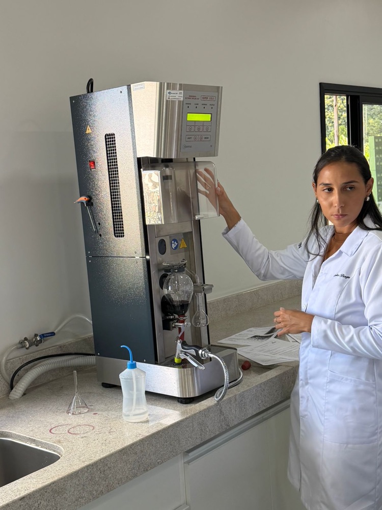 Analista do Laboratório ANPROVIN operando equipamento de análise