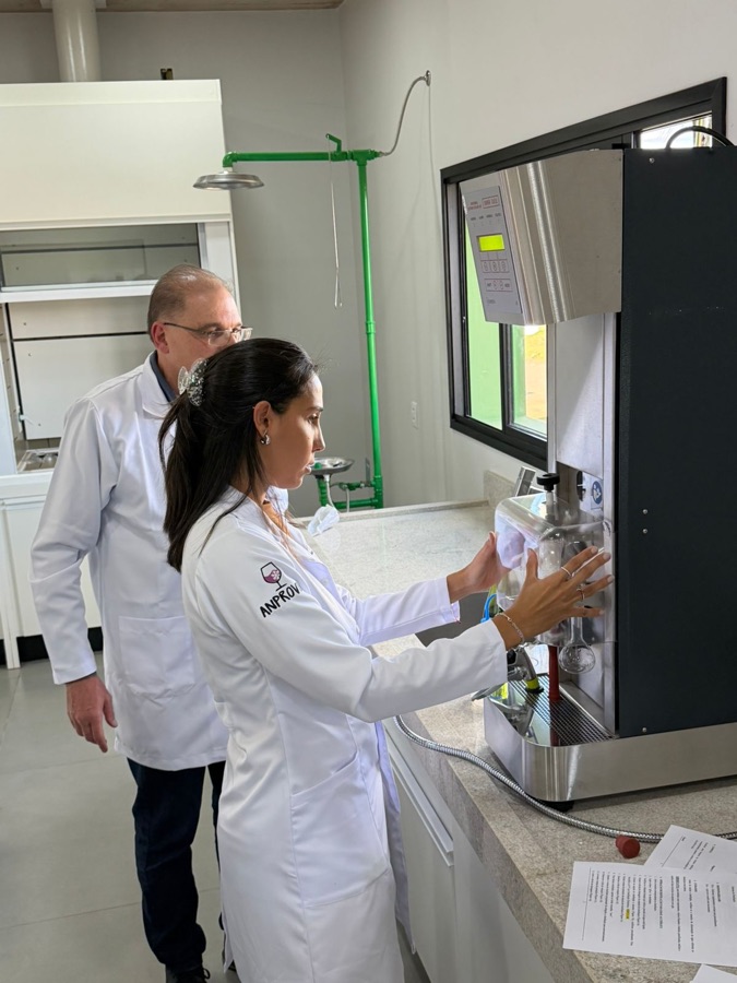 Dois profissionais de jaleco do Laboratório ANPROVIN operando equipamento