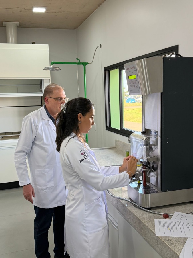 A equipe técnica conferindo o preparo de uma amostra