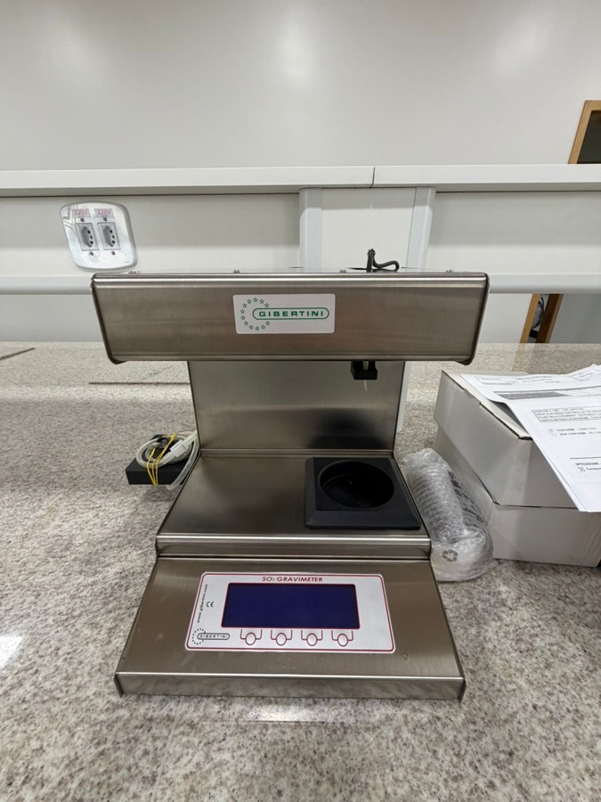 Densímetro Gibertini instalado na bancada do laboratório