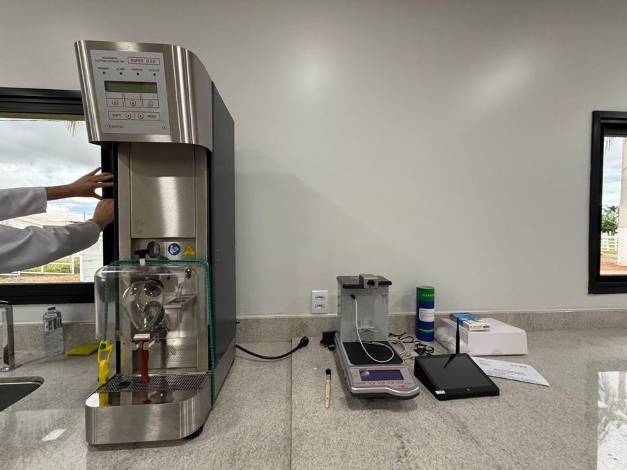 Equipamento de destilação em inox sendo operado