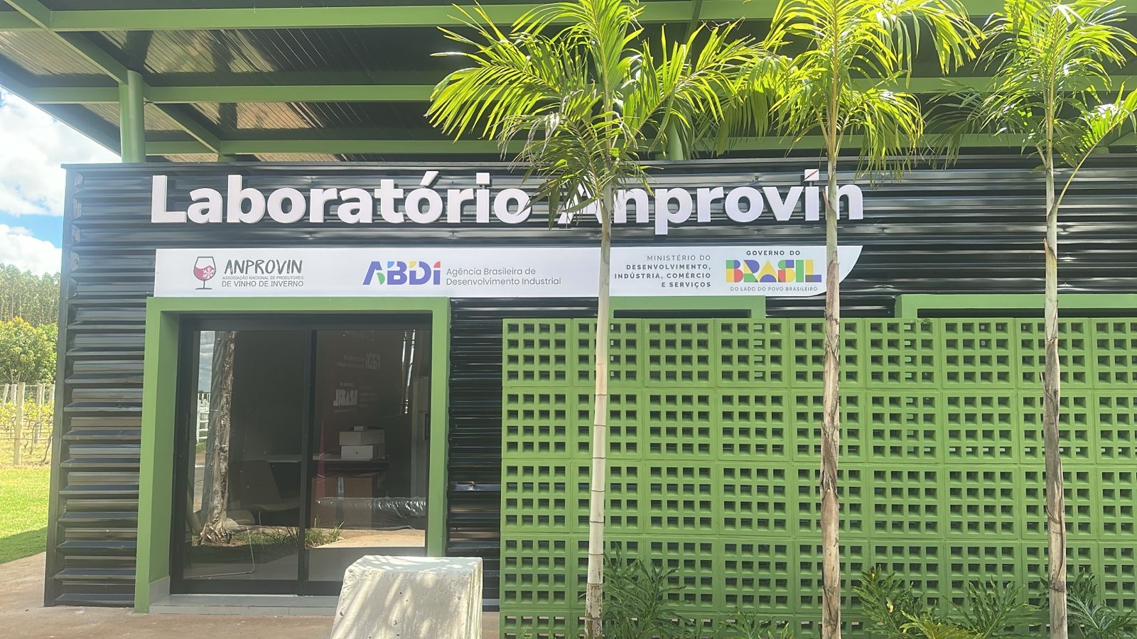 Placa de identificação do Laboratório Anprovin, com os selos da ANPROVIN, da ABDI, do Ministério do Desenvolvimento, Indústria, Comércio e Serviços e do Governo Federal